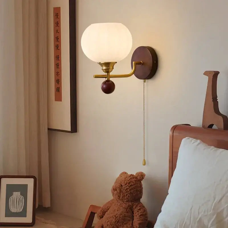 Applique murale design rétro en bois et verre opalin épuré