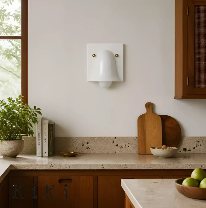 Applique murale kavia en céramique blanche avec abat-jour en forme de cloche et accents en laiton pour éclairage double sens