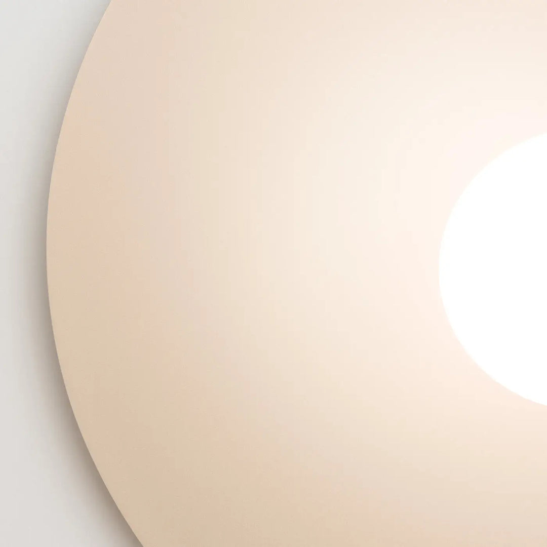 Applique murale beige allumée, détail de la sphère opale