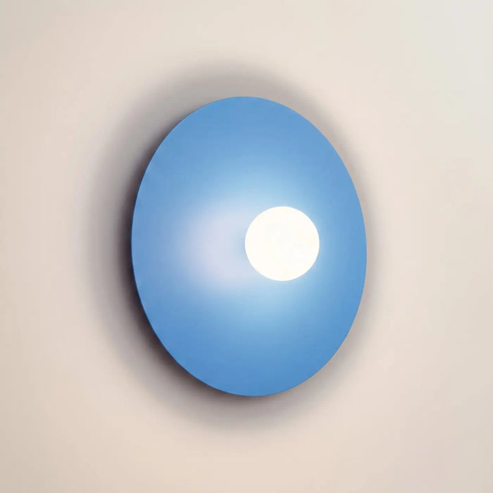 Applique murale bleu clair allumée, vue rapprochée