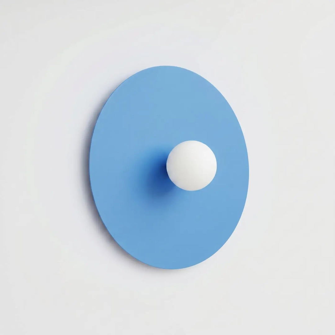 Applique murale bleu clair éteinte, posée au mur