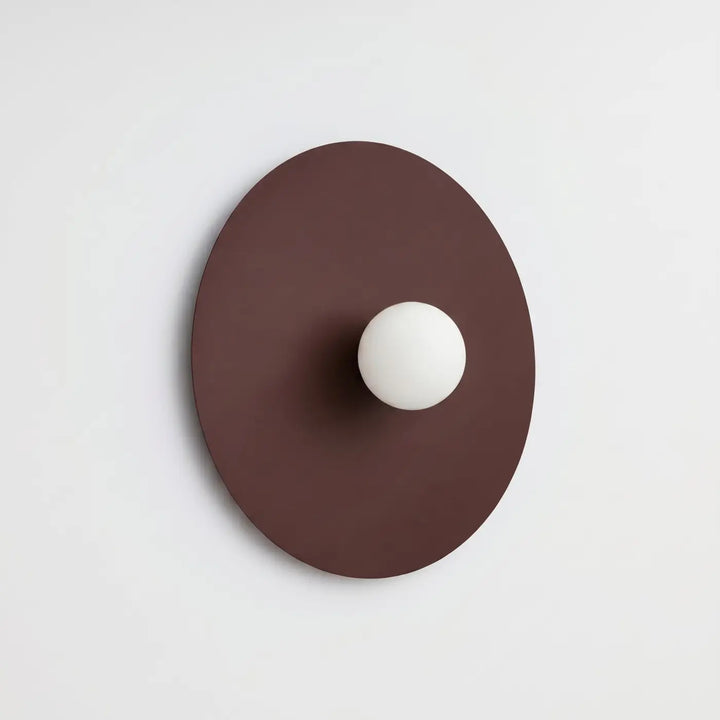Applique murale marron éteinte, posée au mur