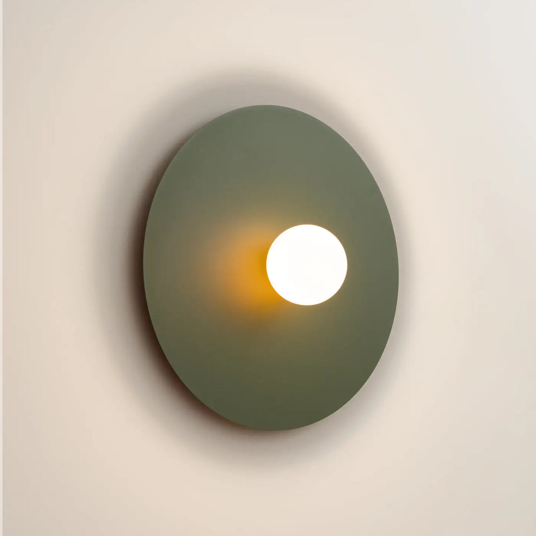 Applique murale vert olive allumée, vue rapprochée