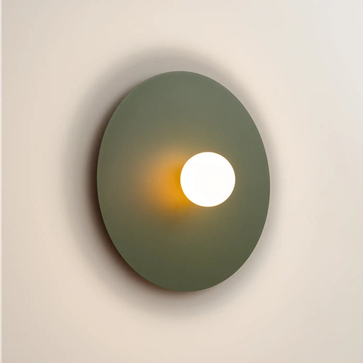 Applique murale vert olive allumée, vue rapprochée