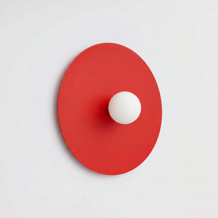 Applique murale rouge éteinte, posée au mur