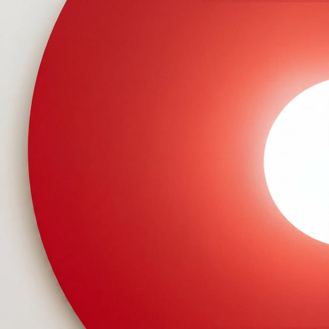 Applique murale rouge allumée, détail de la sphère opale