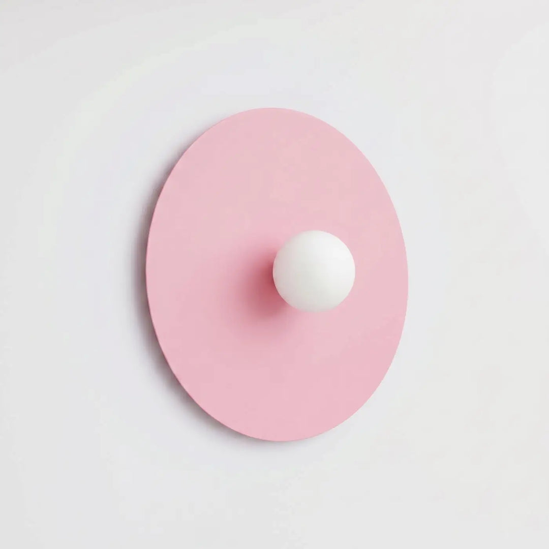 Applique murale rose éteinte, posée au mur