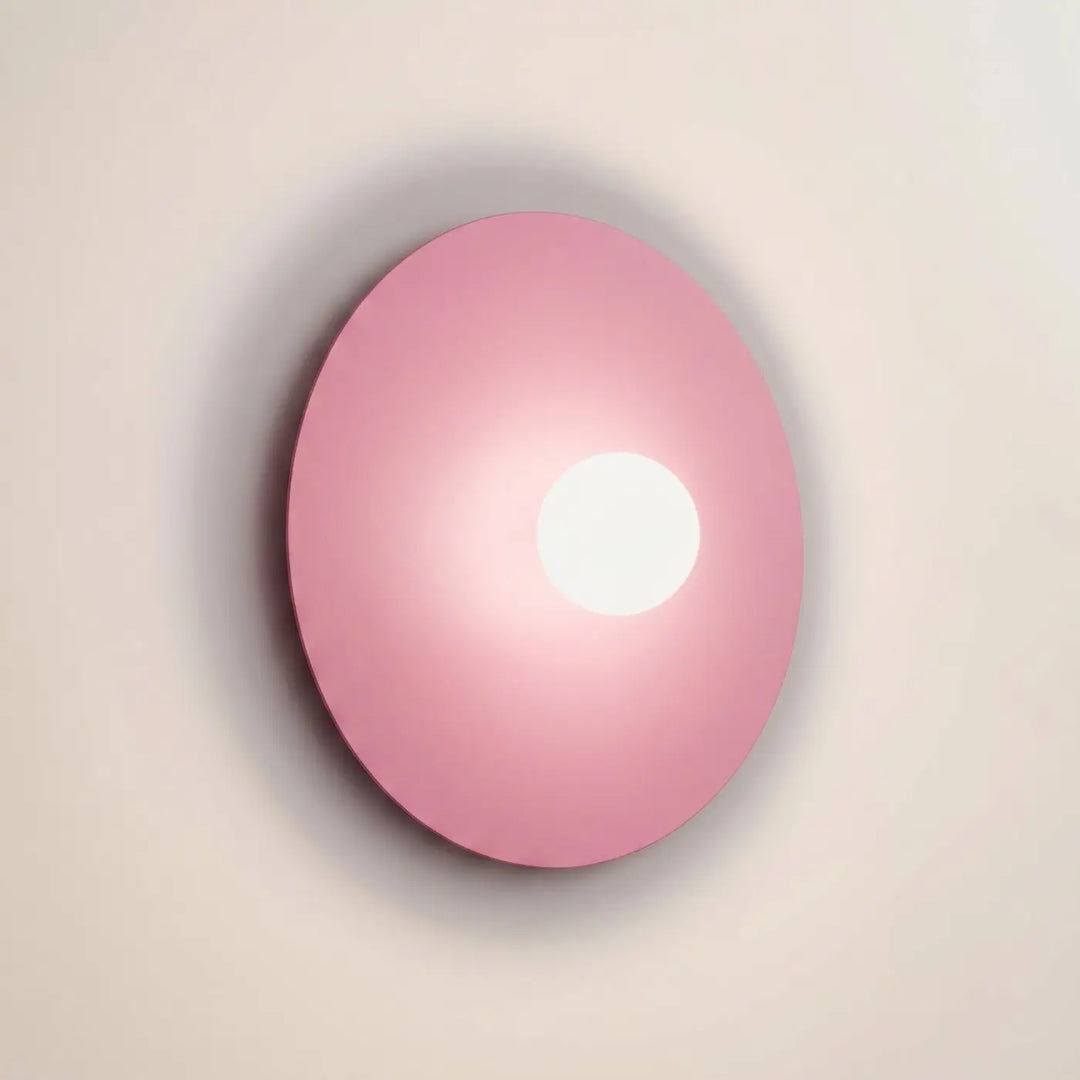 Applique murale rose allumée, vue rapprochée