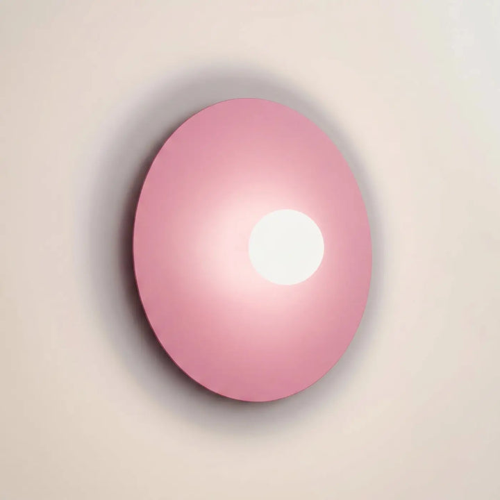 Applique murale rose allumée, vue rapprochée