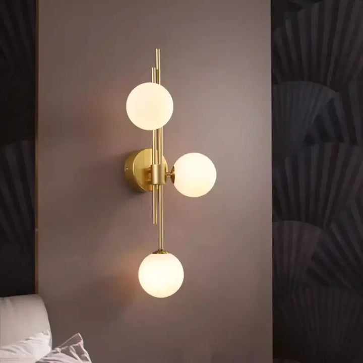 Applique Murale Dorée Avec 3 Boules Pour Intérieur Raffiné