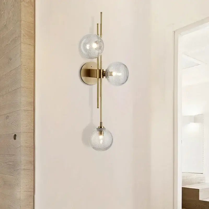 Applique Murale Dorée Avec 3 Boules Pour Intérieur Raffiné