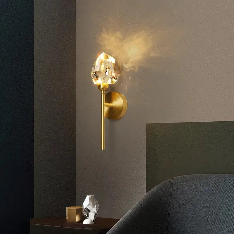 Applique murale dorée avec un faux crystal posé comme une fleur

