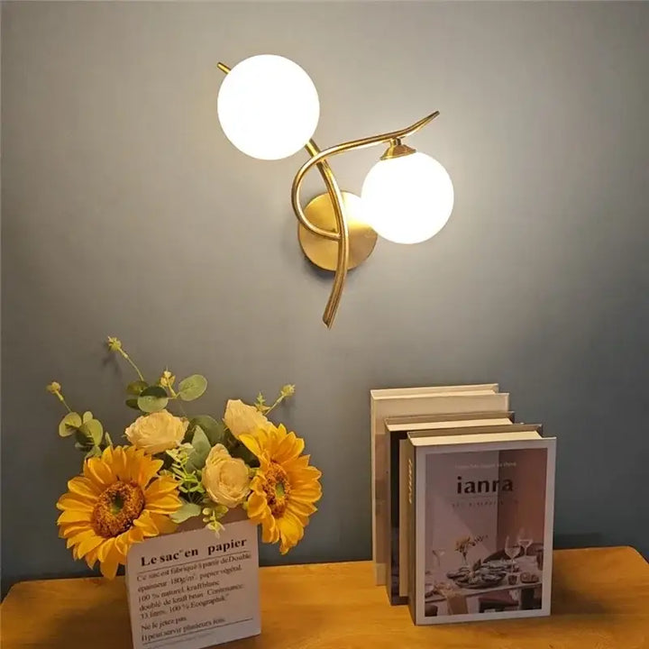 Applique Murale Dorée À Deux Boules Blanches Design Élégant