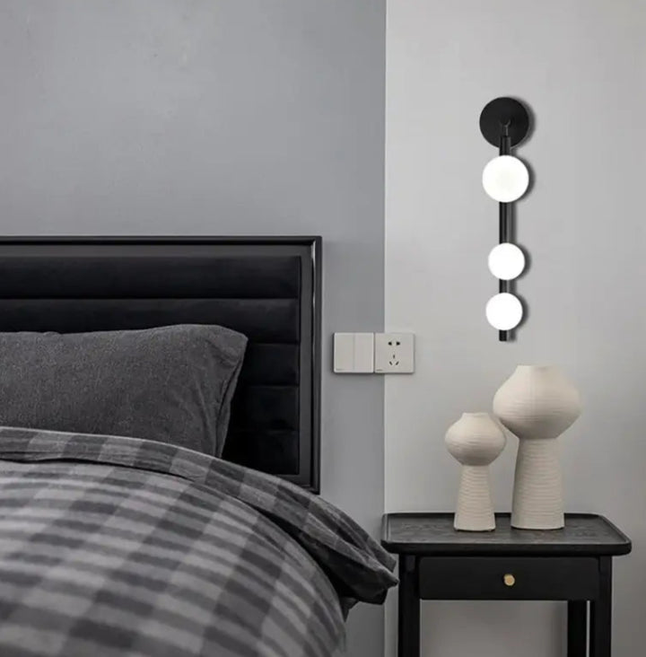 Applique murale dorée design avec des globes en verre