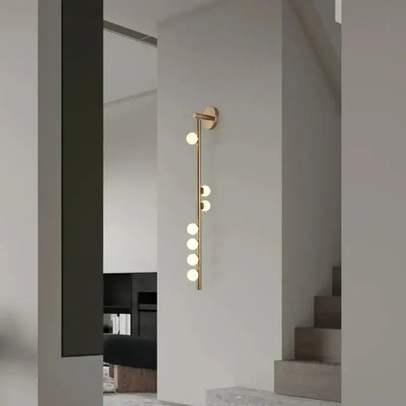 Applique murale dorée design avec des globes en verre