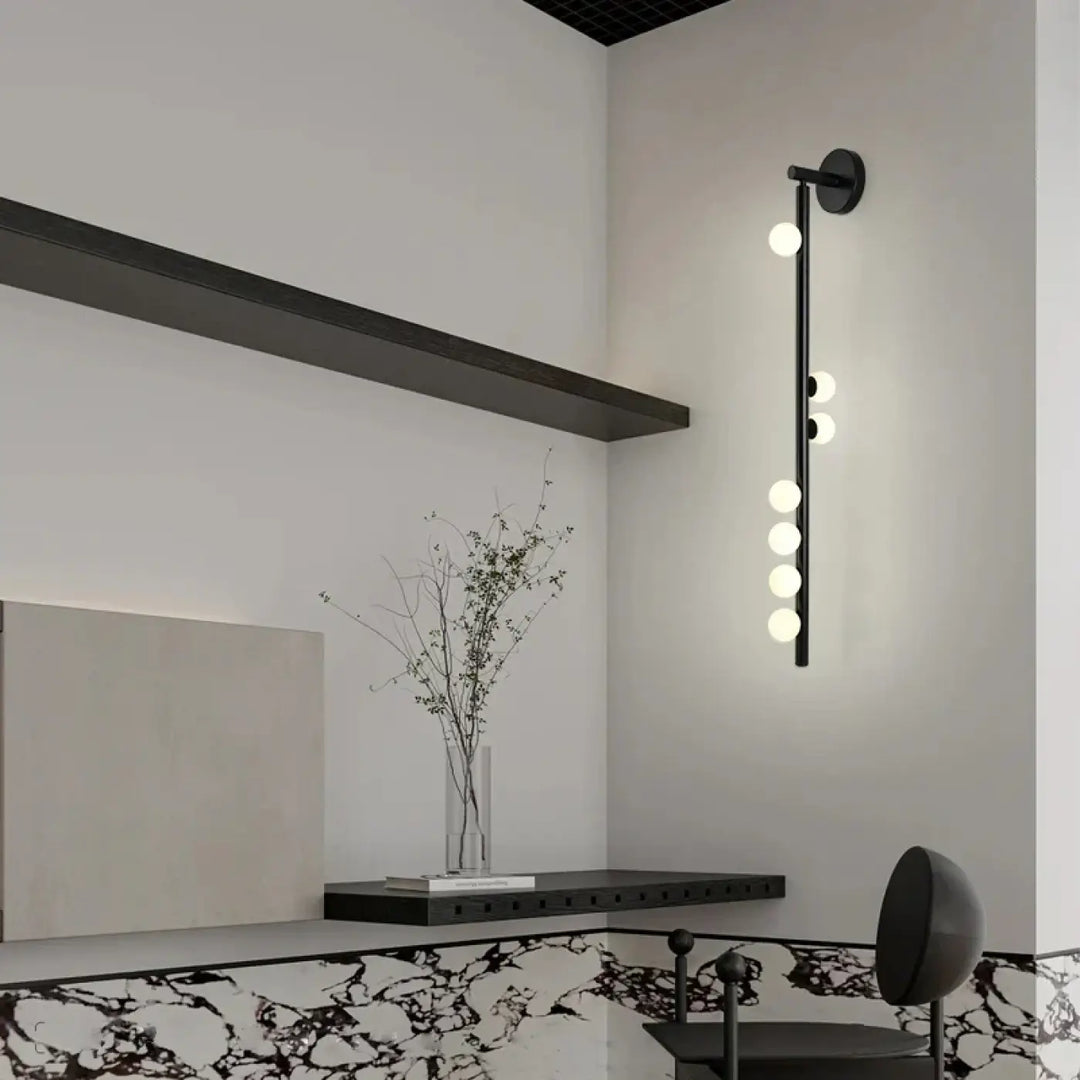 Applique murale dorée design avec des globes en verre