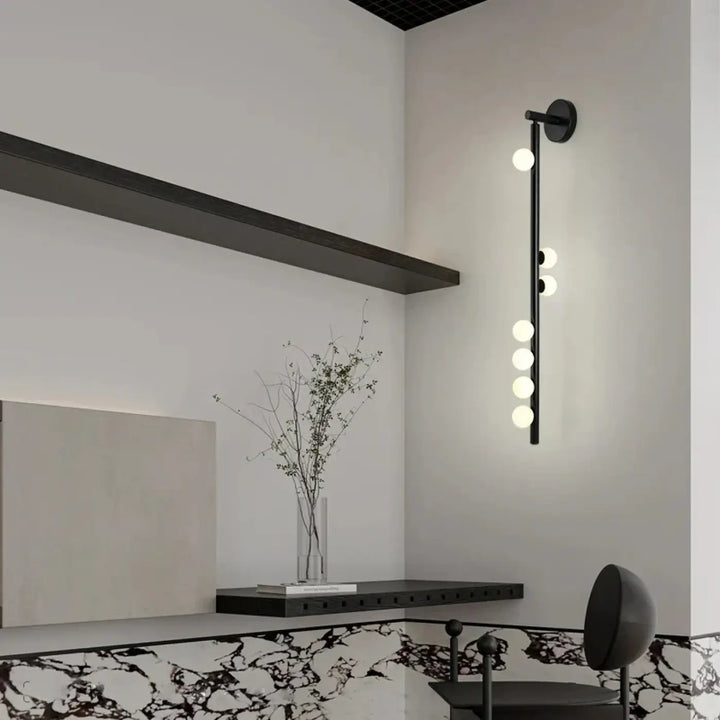 Applique murale dorée design avec des globes en verre