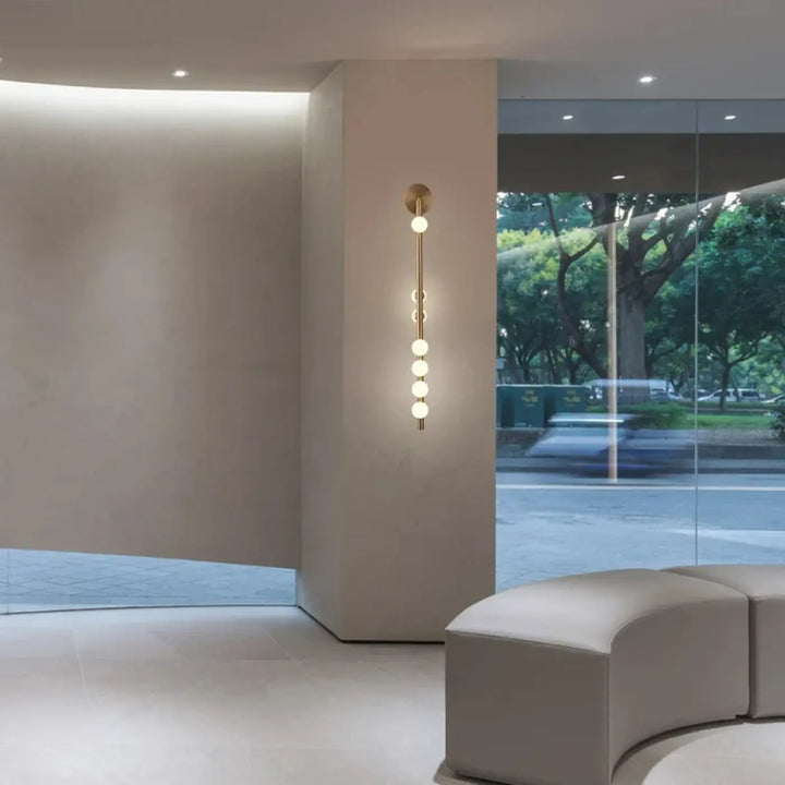 Applique murale dorée design avec des globes en verre
