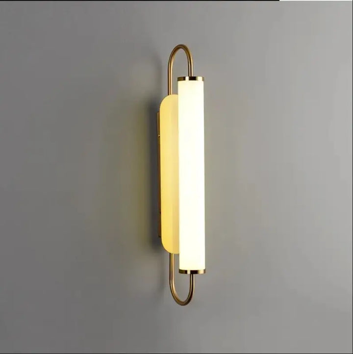 Applique Murale Dorée Avec Long Tube Blanc Pour Tête De Lit Élégante