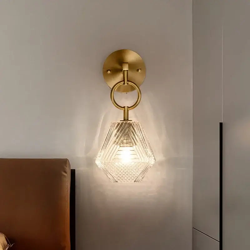Applique murale dorée suspendu avec une petite chaine


