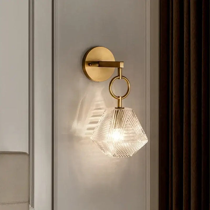 Applique murale dorée suspendu avec une petite chaine

