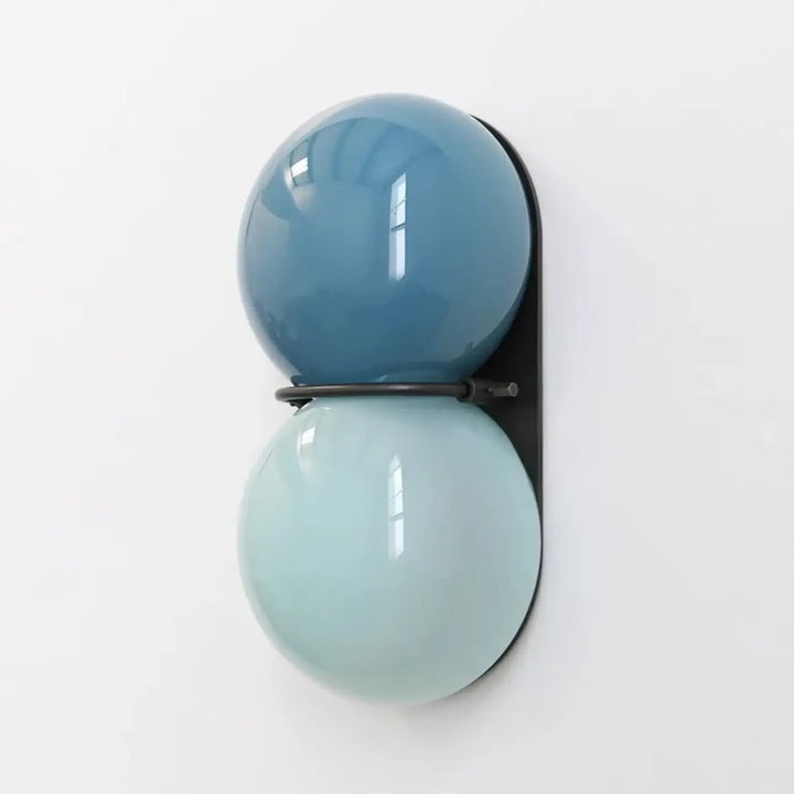 Applique murale gemini avec double boule en verre bleu et bleu clair encadrée de métal noir pour décoration intérieure