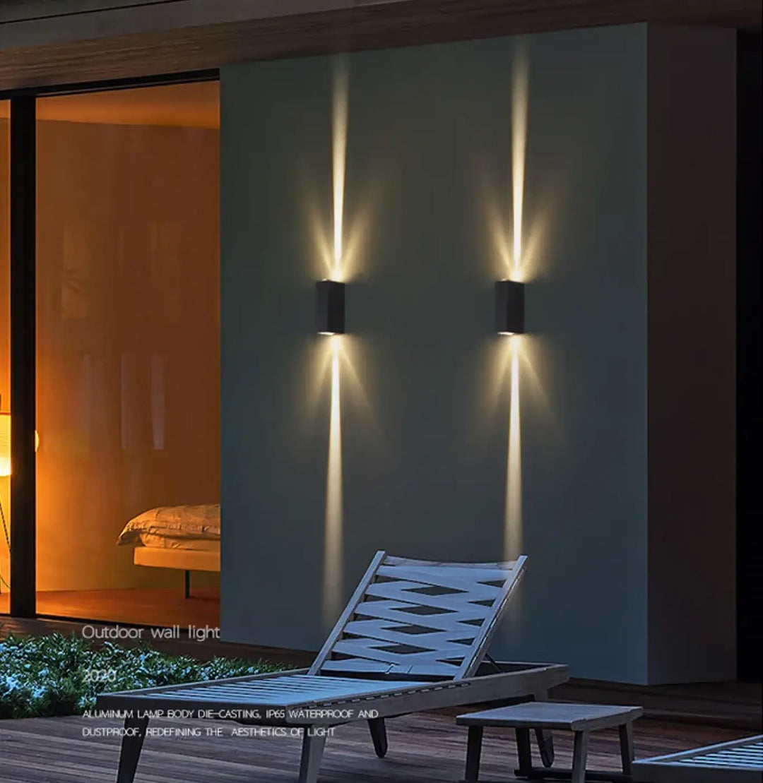 Applique murale vertex noire en aluminium avec double faisceau lumineux chaud et directionnel pour usage extérieur
