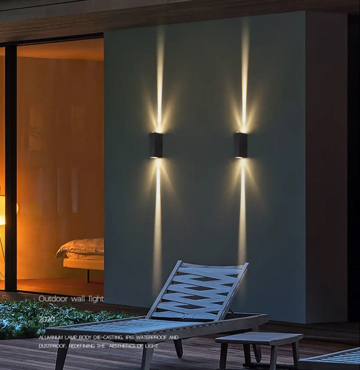 Applique murale vertex noire en aluminium avec double faisceau lumineux chaud et directionnel pour usage extérieur