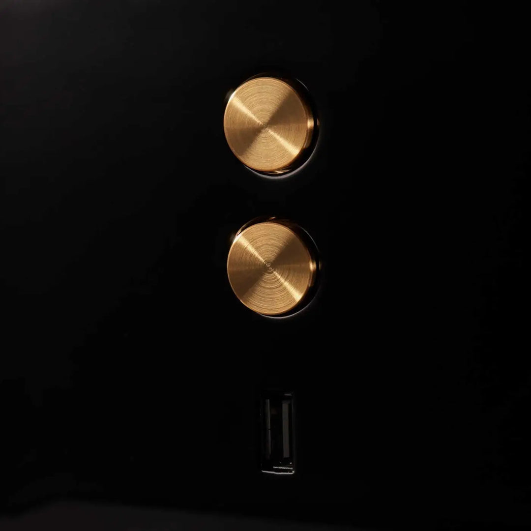 Applique E-lamp en aluminium noir dans un intérieur #couleur_noir