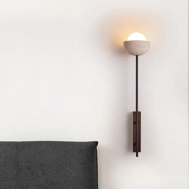 Applique murale élancée avec demi-sphère en pierre claire