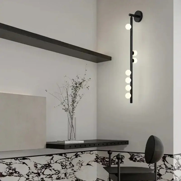 Applique murale élancée en laiton avec globes opalins