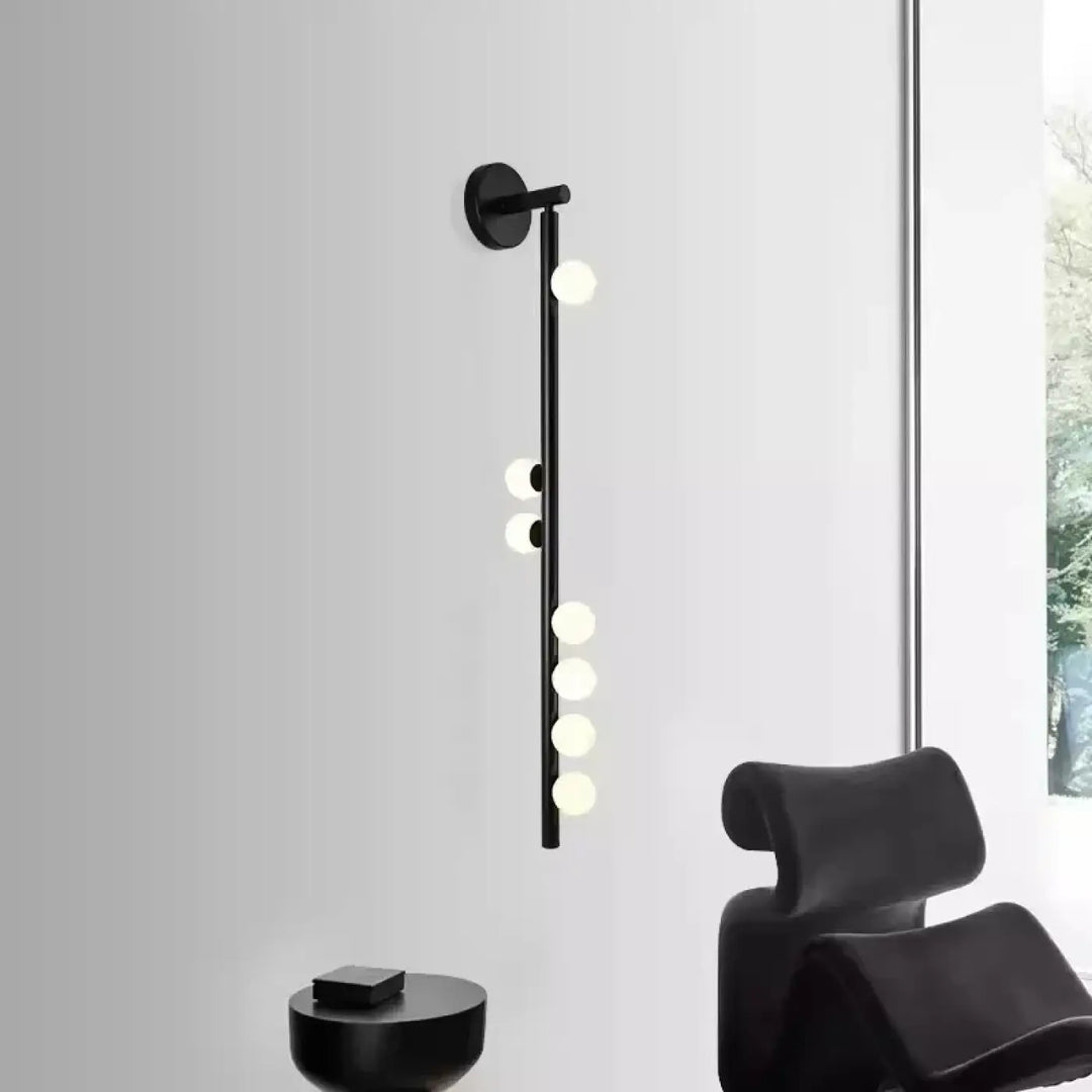 Applique murale élancée en laiton avec globes opalins