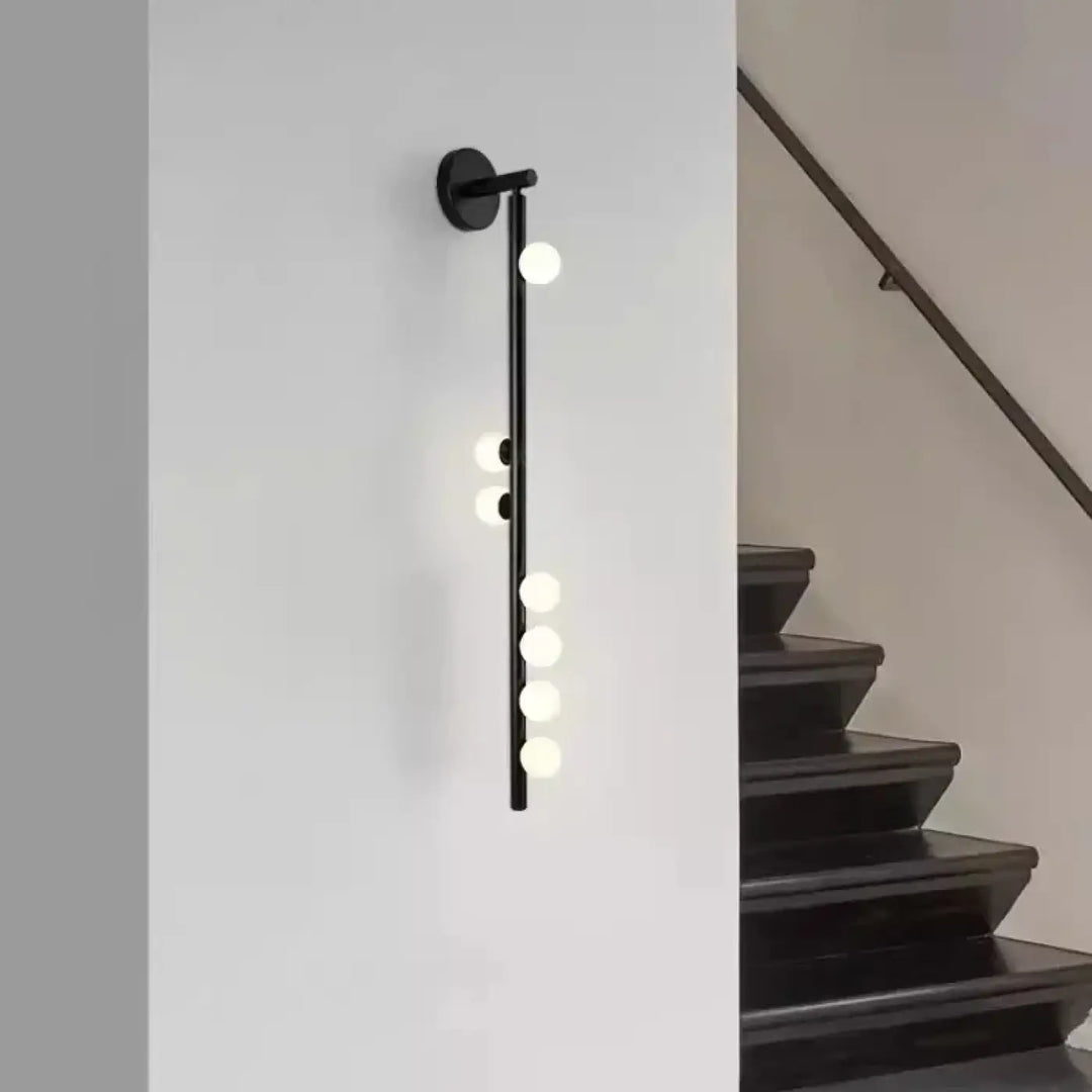 Applique murale élancée en laiton avec globes opalins