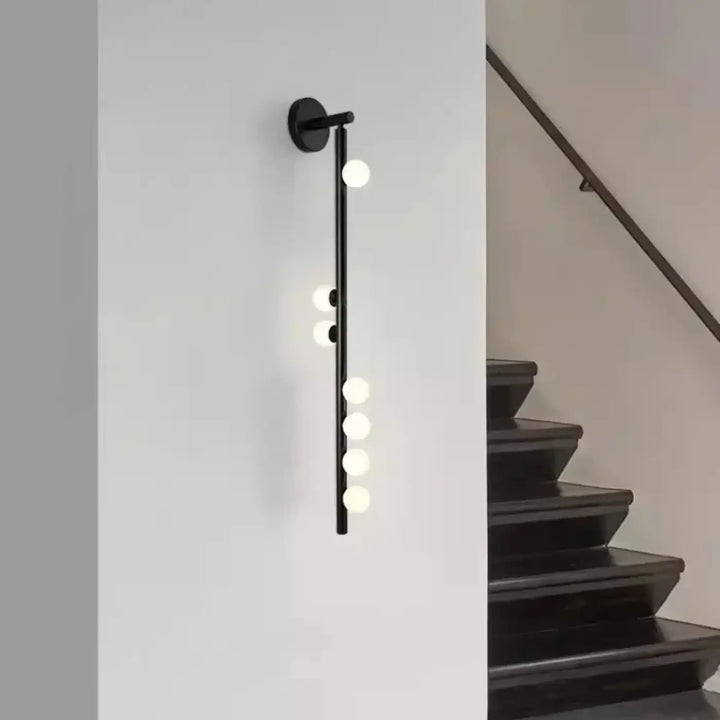 Applique murale élancée en laiton avec globes opalins