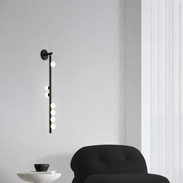 Applique murale élancée en laiton avec globes opalins