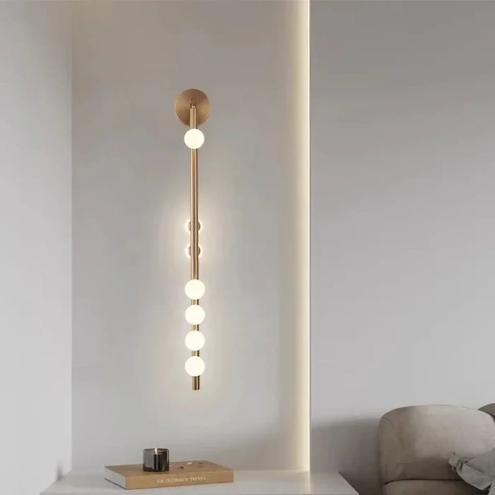Applique murale élancée en laiton avec globes opalins