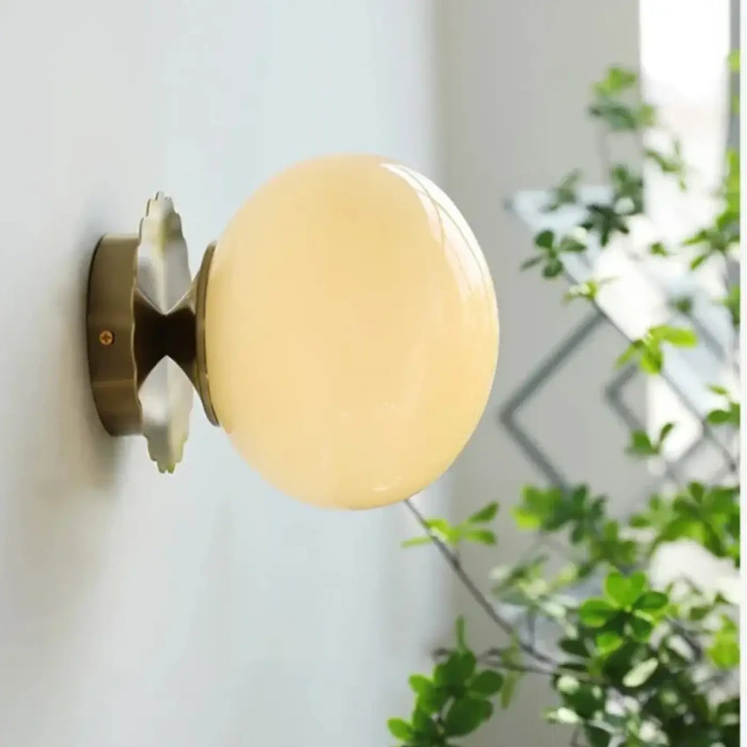 Applique murale élégant en verre rose et base dorée moderne