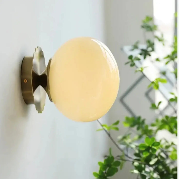 Applique murale élégant en verre rose et base dorée moderne