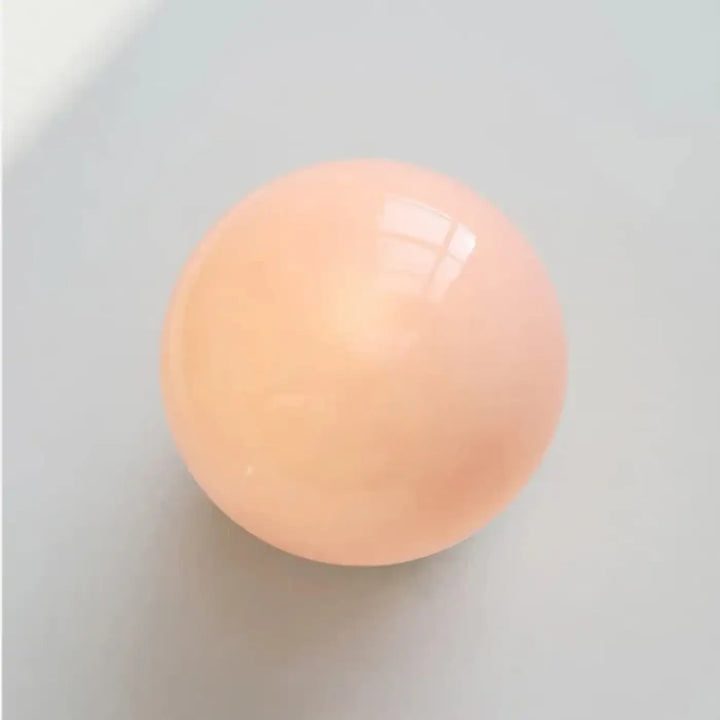 Applique murale élégant en verre rose et base dorée moderne