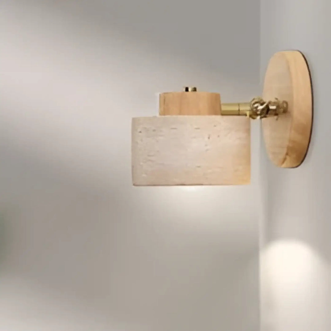Applique murale roccia en bois naturel avec finitions minérales et accents en laiton dans des tons chaleureux