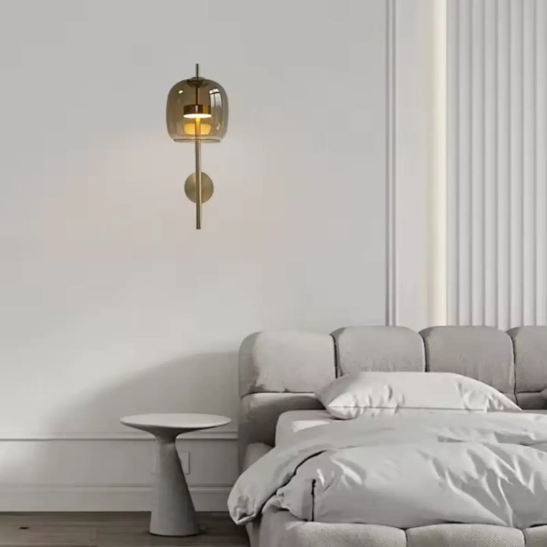 Applique murale élégante bras doré avec abat-jour en verre