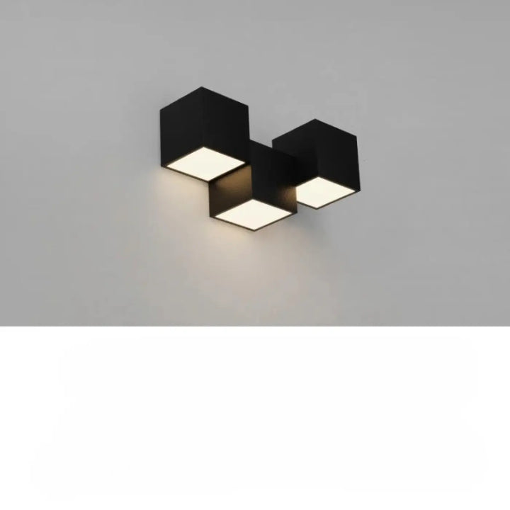 Applique murale kubora en noir avec trois carrés flottants lumineux hexagonaux modernes