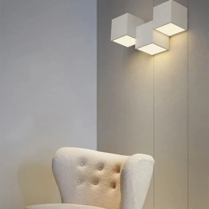 Applique murale kubora carrés flottants en cube blanc moderne avec trois luminaires géométriques effet lumineux