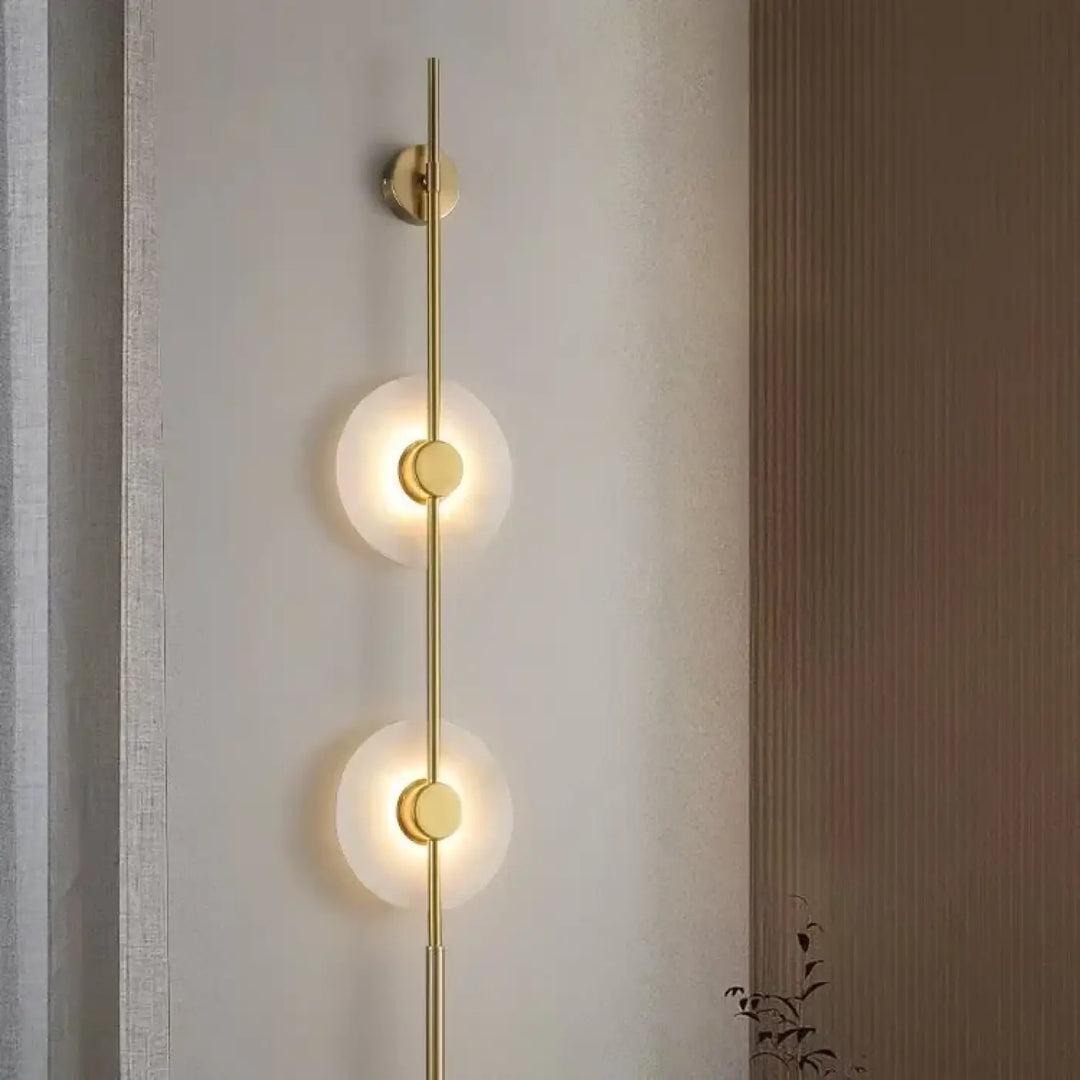 Applique murale gold-toned minimaliste avec deux abat-jours en verre dépoli, idéale pour salle à manger