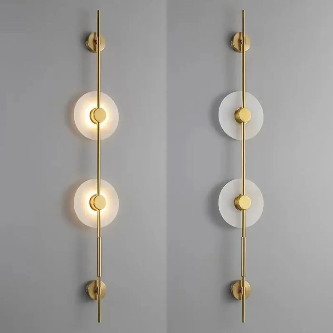 Applique murale discor en métal doré avec disques en verre dépoli pour salle à manger design minimaliste