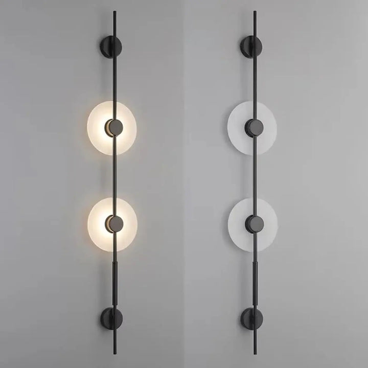 Applique murale moderne noire en métal avec abat-jour circulaire en verre dépoli pour salle à manger