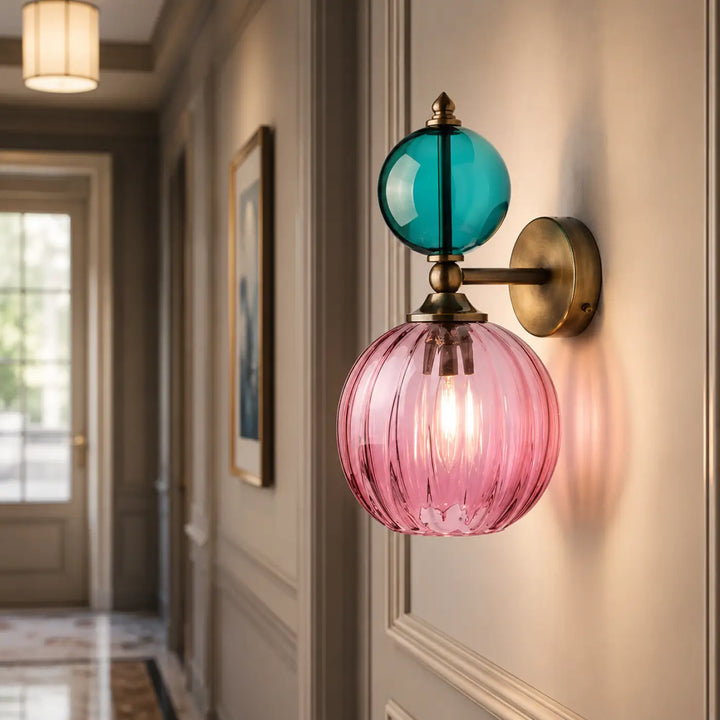 Applique murale gloya en verre teinté rose avec détails laiton antique et accent sphérique bleu-vert