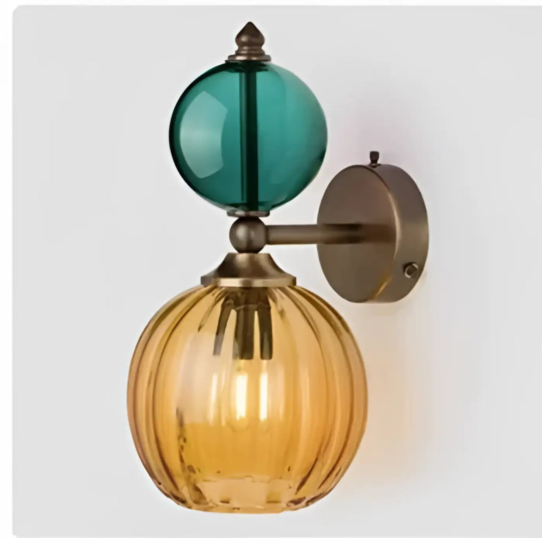 Applique murale gloya en verre teinté bleu et ambre avec détails laiton et bras en métal finition laiton