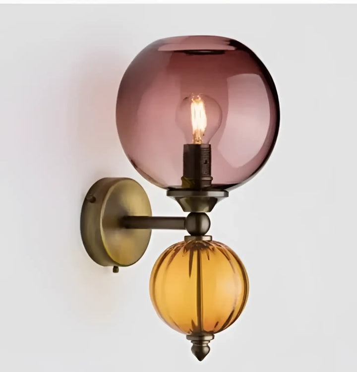 Applique murale gloya avec globe en verre teinté améthyste et orbe en verre ambré nervuré avec détails laiton