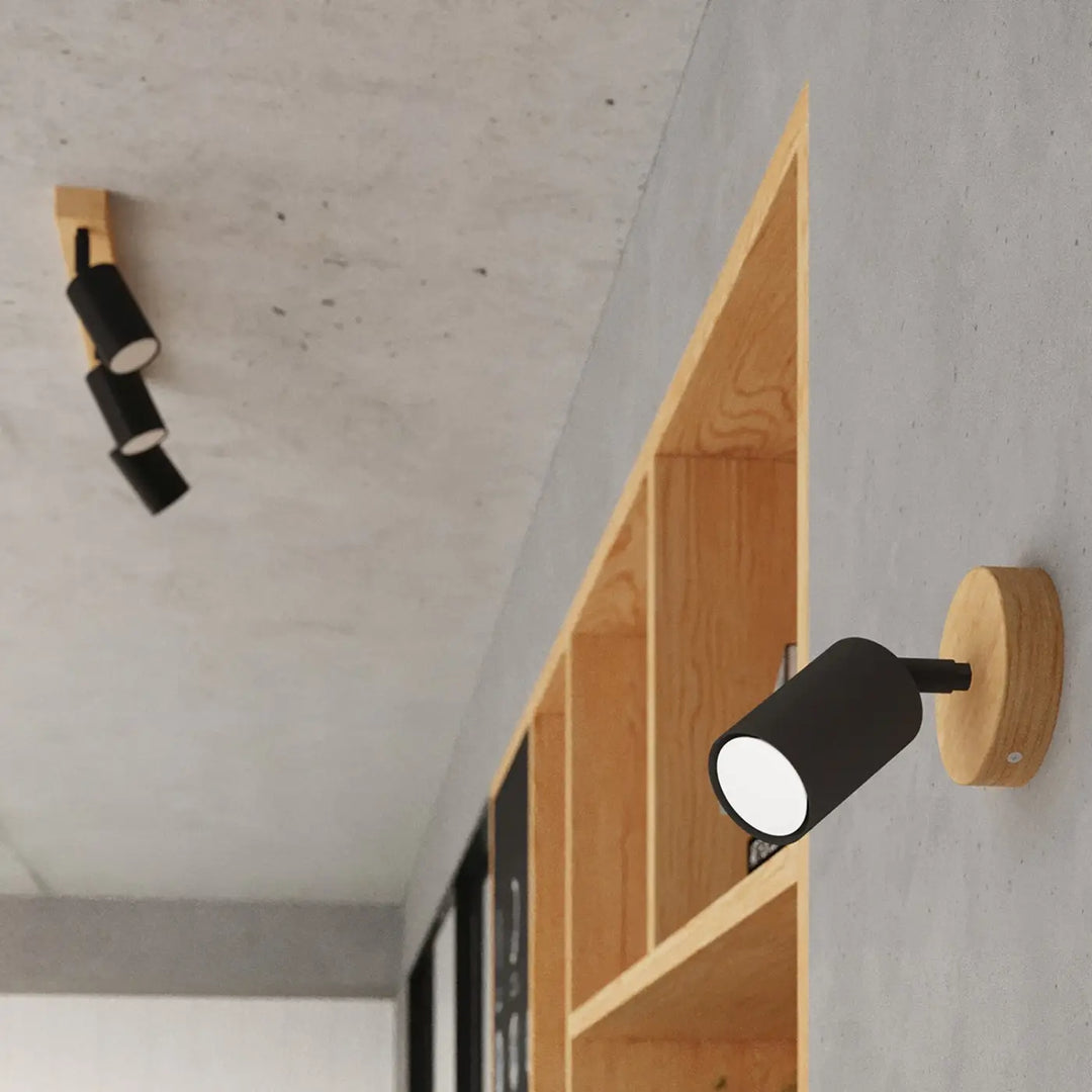 Applique murale noir/bois naturel dans un intérieur contemporain